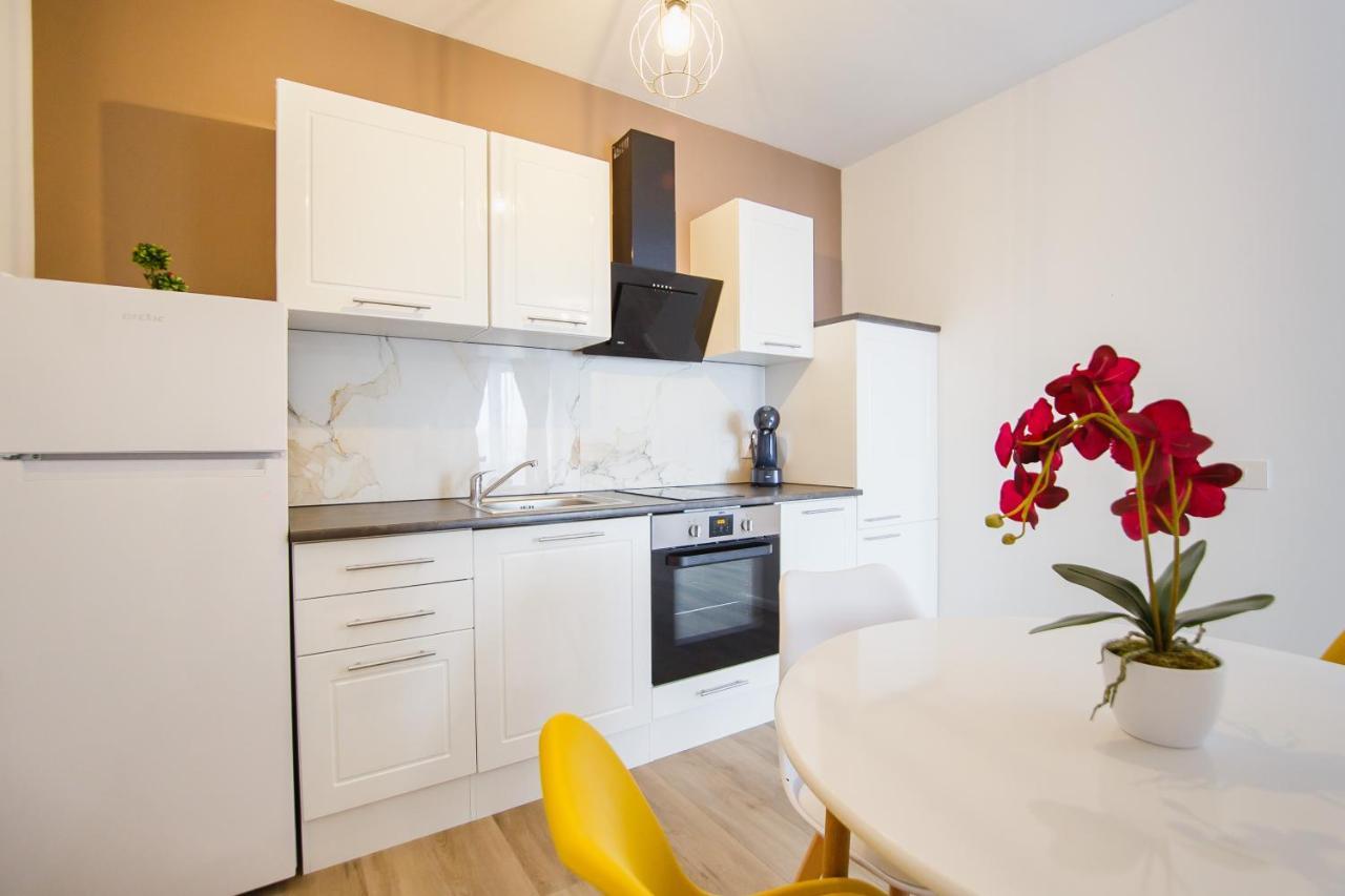 Trio Orange Apartment Oradea Luaran gambar